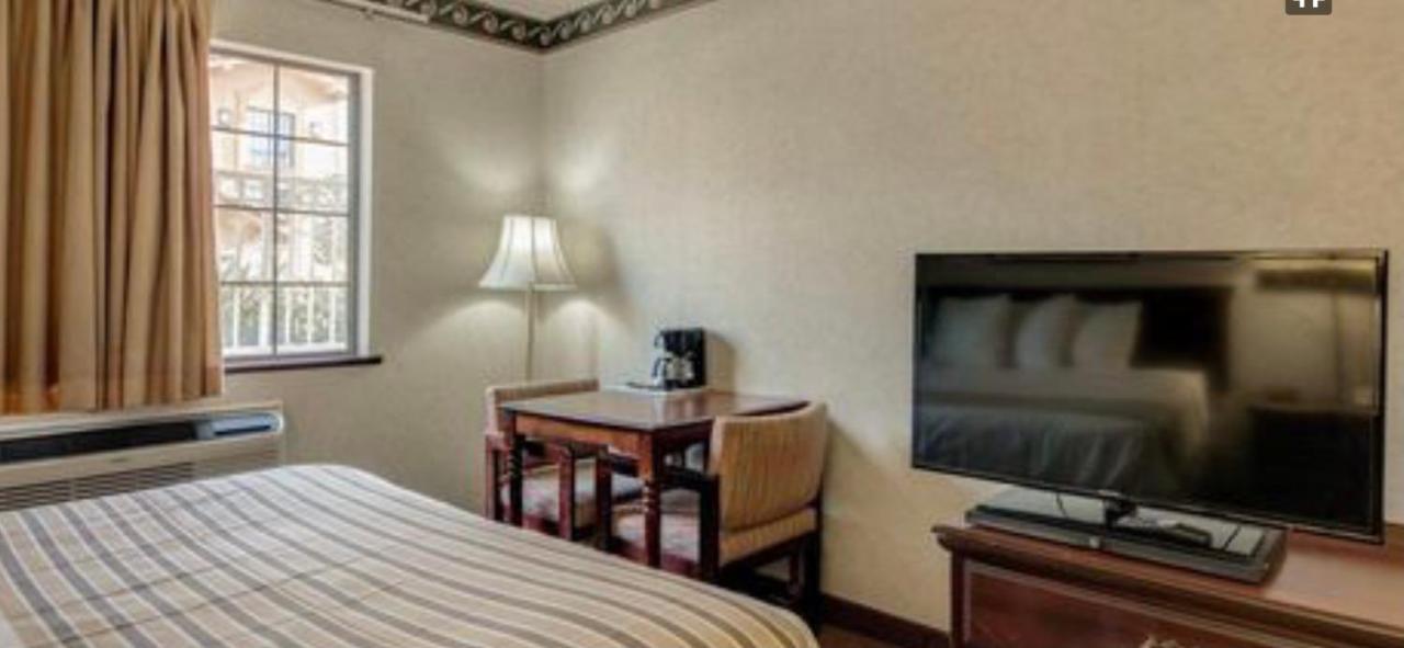 Econo Lodge Inn & Suites El Paso Bagian luar foto
